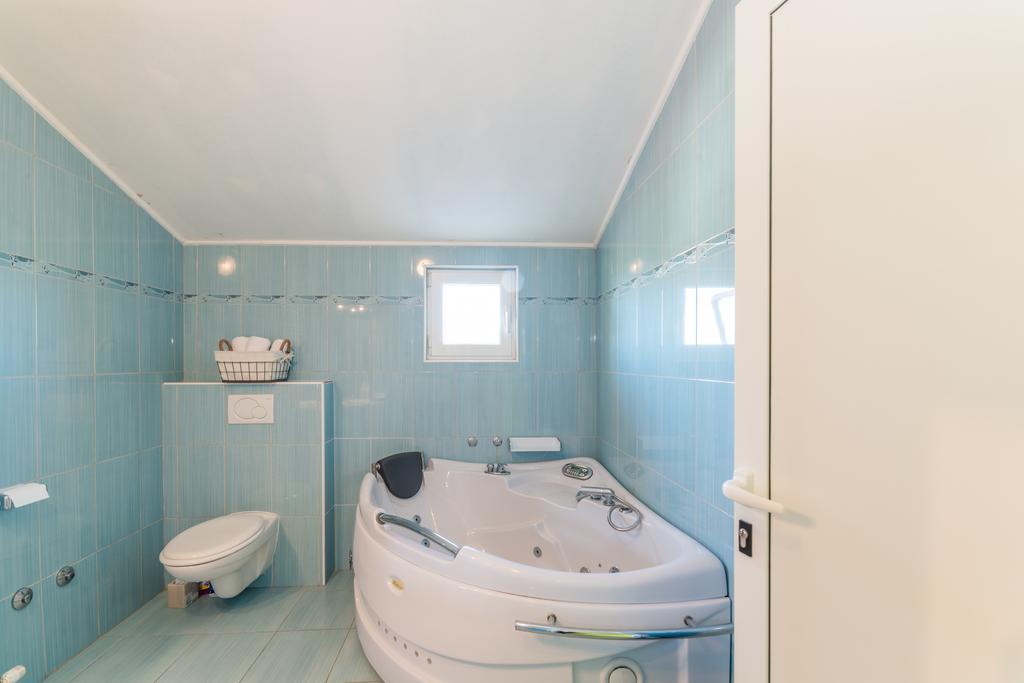 Crowonder Sun&Fun Holiday House With Large Swimming Pool, Playroom And Garden Bibinje Extérieur photo