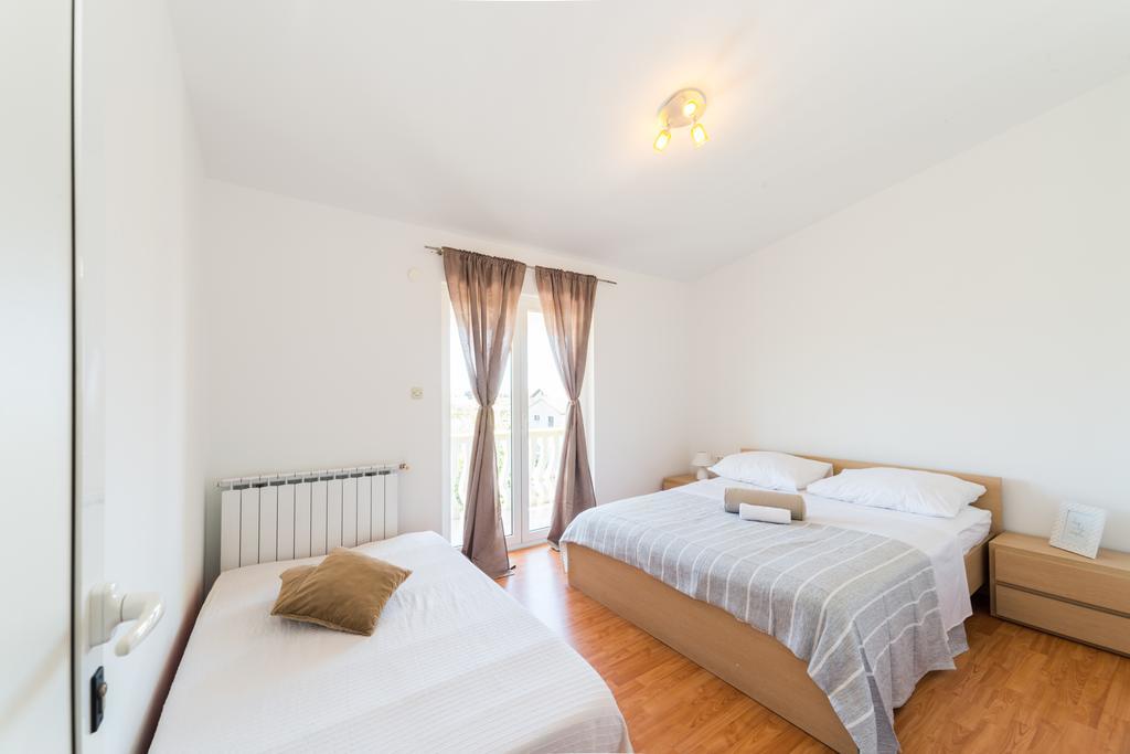Crowonder Sun&Fun Holiday House With Large Swimming Pool, Playroom And Garden Bibinje Extérieur photo